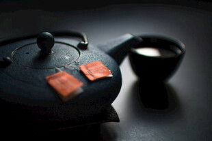古朴紫砂壶与茶杯