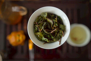 杯中嫩绿茶叶清新茶香