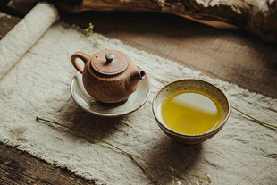古朴茶具静享杯中茶韵