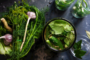 新鲜绿色食材与香草组合
