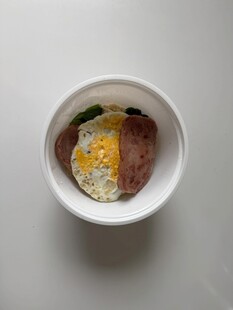 白碗中的煎蛋与肉片