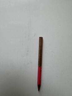 红色笔头棕色笔杆的笔