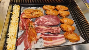 丰盛烤肉食材拼盘