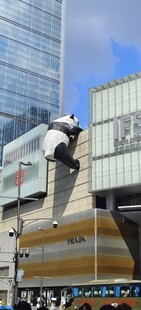 工人检修铁路货车