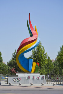 多彩凤凰雕塑城市新地标
