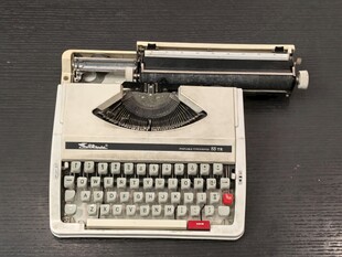 复古打字机经典办公设备