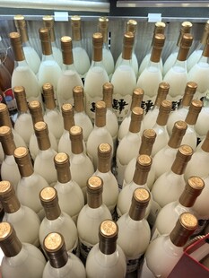 整齐排列的精美白色酒瓶