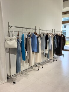 时尚服装店的挂衣陈列架