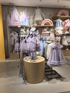 儿童时尚服装店内陈列展示