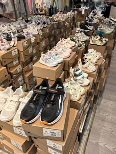 仓库内海量鞋子与鞋盒