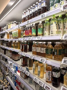 超市货架上琳琅满目的饮品