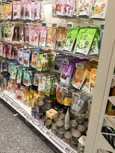 超市货架上琳琅满目的商品