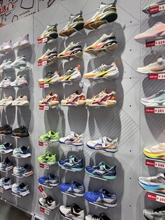多彩鞋类陈列展示