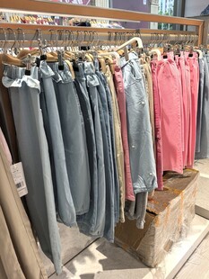 户外挂售的多彩服装