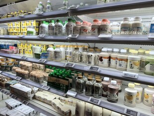 超市货架上的丰富商品