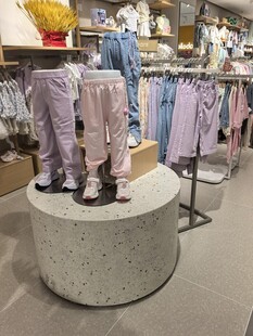 童装展示于时尚店铺内