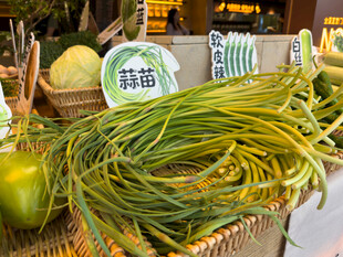 新鲜蒜苔等农产品展示