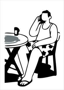 男子悠闲坐于桌旁打电话
