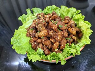 美味无骨排骨配生菜摆盘