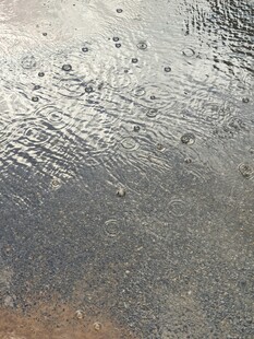 水滴下雨