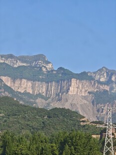 山峦与输电塔的自然景致