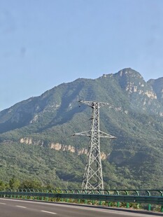 公路旁的高山与输电塔