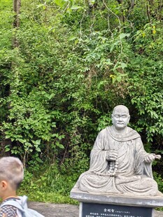 游客观赏古朴的佛像