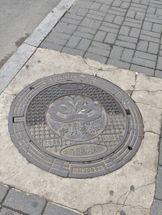 街道上的圆形金属井盖
