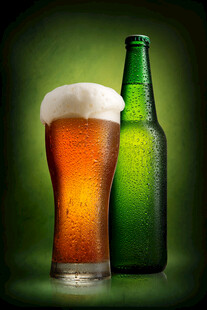 绿色瓶身的啤酒与啤酒杯