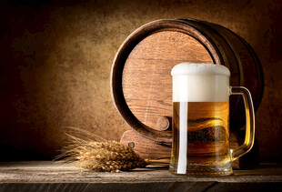 木桶旁的啤酒与麦穗