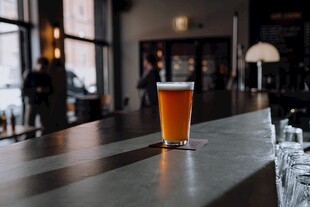 吧台上的一杯精酿啤酒