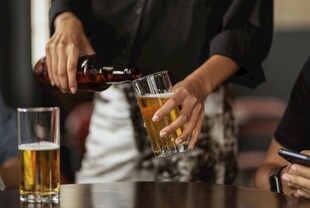 倒啤酒瞬间