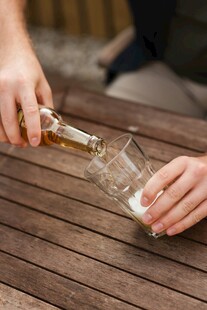 倒酒瞬间