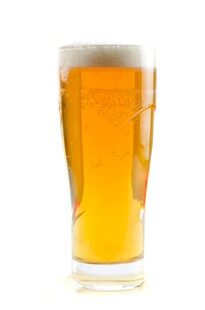 满溢泡沫的金黄啤酒杯