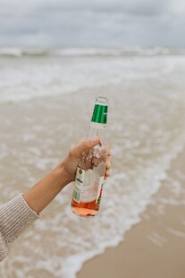 海边手持美酒惬意瞬间