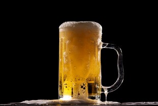 满溢泡沫的啤酒大杯