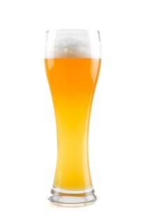 高脚杯中的金黄啤酒