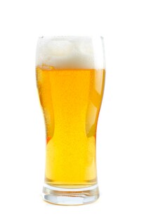 一杯金黄泡沫啤酒