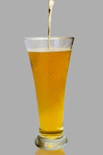 啤酒倒入高脚杯瞬间