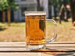木桌上的一杯金黄啤酒