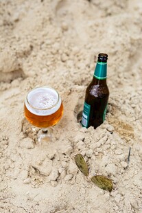 沙滩上的啤酒与玻璃杯