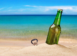 海滩上的啤酒瓶与戒指