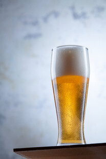 高脚杯中的金黄啤酒