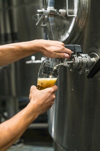 手工酿造啤酒的精彩瞬间