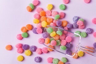 多彩糖果散落的甜蜜瞬间