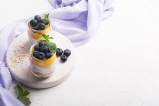 精致蓝莓甜品摆盘