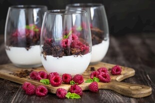 玻璃杯中装着酸奶与浆果