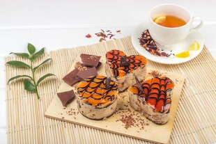 美味甜点配热茶与绿植