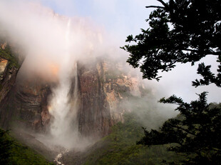 山间瀑布云雾缭绕之景