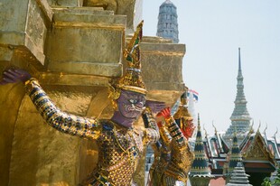 泰国寺庙前的守护神像
